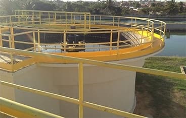 Guarda-corpo amarelo em passarela elevada de estação de tratamento