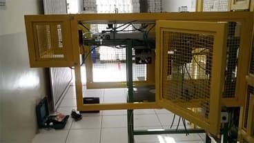 Proteção fixa de máquina em grade metálica amarela