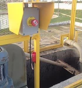 Botoeira de emergência instalada em proteção amarela de equipamento